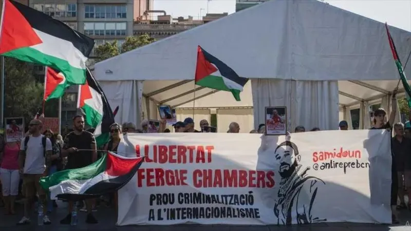 Exigen en España liberar a activista propalestino Fergie Chambers y rechazan su extradición