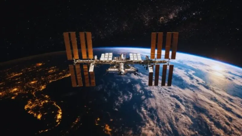 El megaproyecto más caro de la humanidad no tiene cimientos, calles ni grúas: da una vuelta a la Tierra cada 90 minutos. La Estación Espacial Internacional convirtió el espacio en una obra de construcción permanente