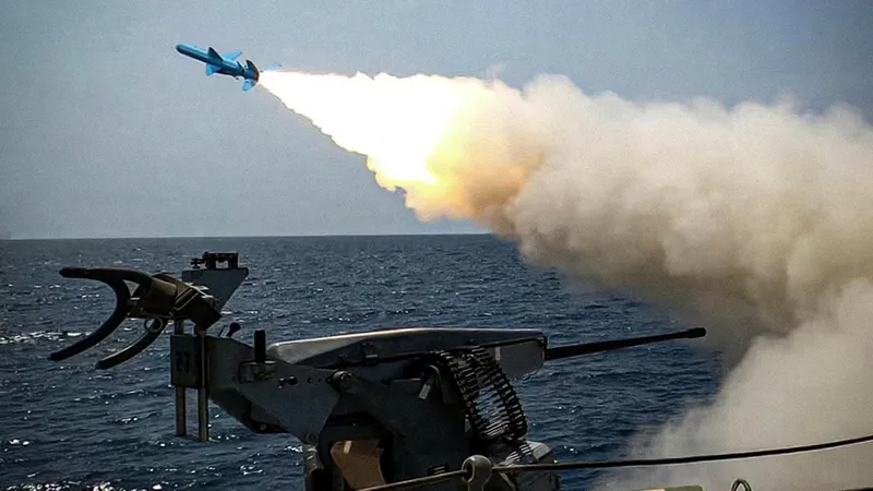 Irán demuestra poder militar con la prueba de misil antibuque