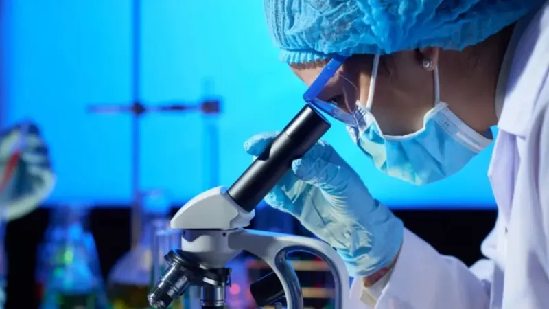 Todos miraban a DeepSeek y a los robots humanoides, pero China estaba preparando una exportación mucho más silenciosa. Ahora sus medicamentos empiezan a llenar las carteras de las farmacéuticas occidentales