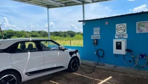Inauguran la primera estación de carga solar para vehículos eléctricos en Cuba