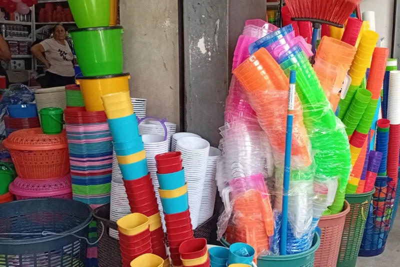 Comercio de artículos plásticos para la Gritería sube en el mercado Oriental