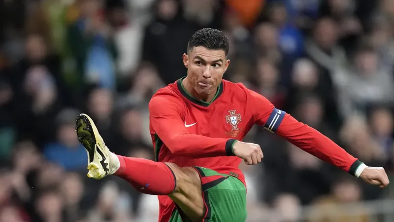 El histórico gesto de respeto de Cristiano Ronaldo ante el adiós de Lionel Messi de las canchas