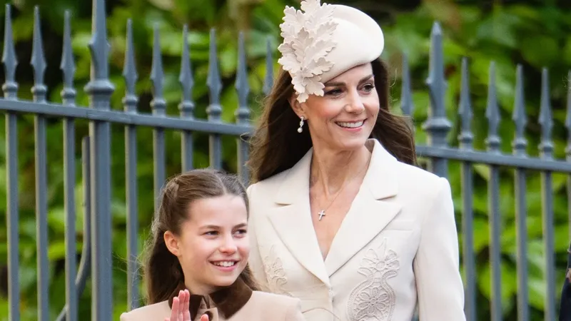 La princesa Kate y su hija Charlotte dejan su auto con chofer y toman el metro en Londres
