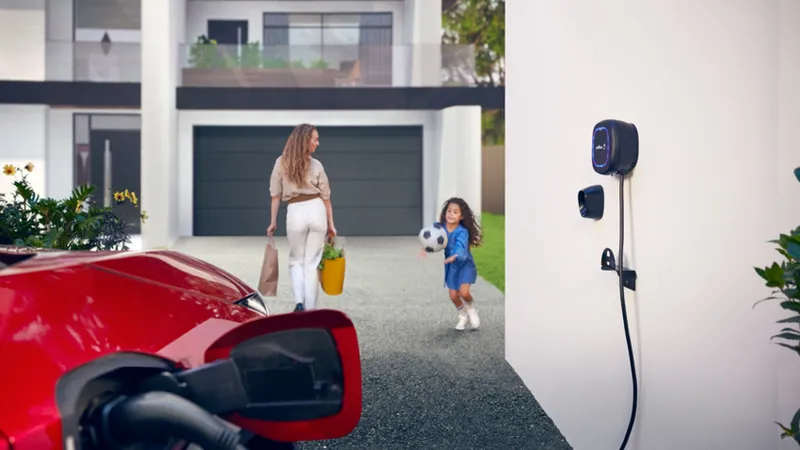 Un estudio advierte del problema del coche eléctrico para las rentas bajas: "Pagarán cada vez más por la gasolina y el diésel"