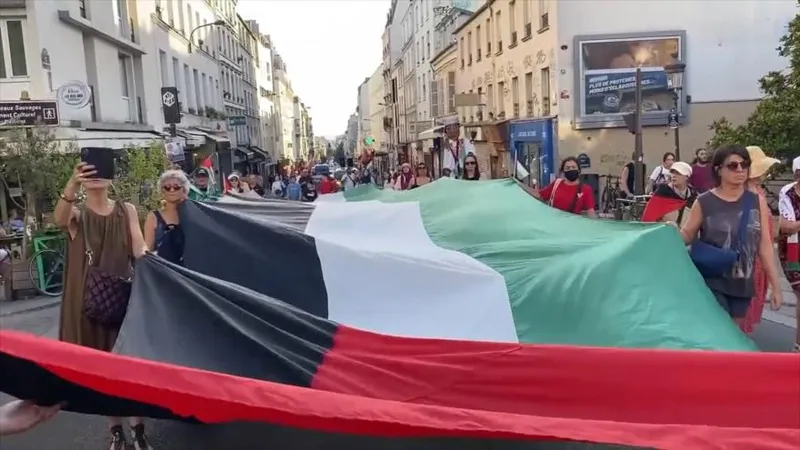 Manifestantes marchan en París y Milán contra masacres israelíes en Gaza