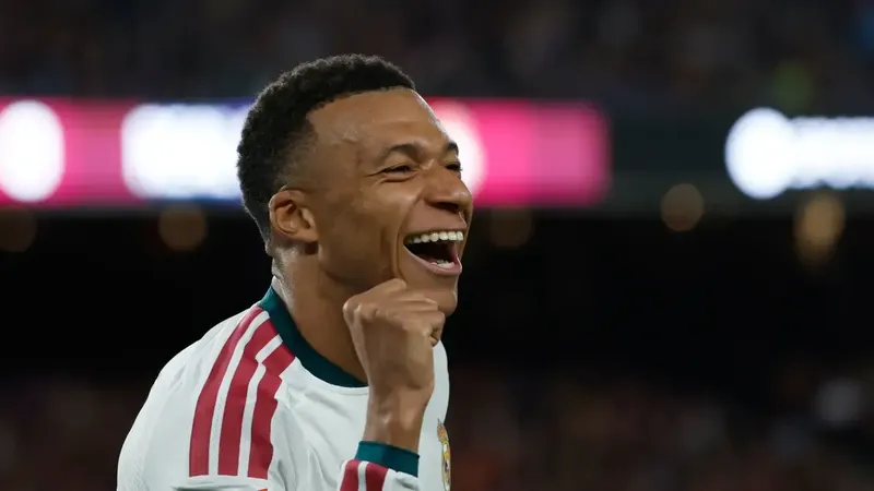 Doblete de Mbappé en el Camp Nou