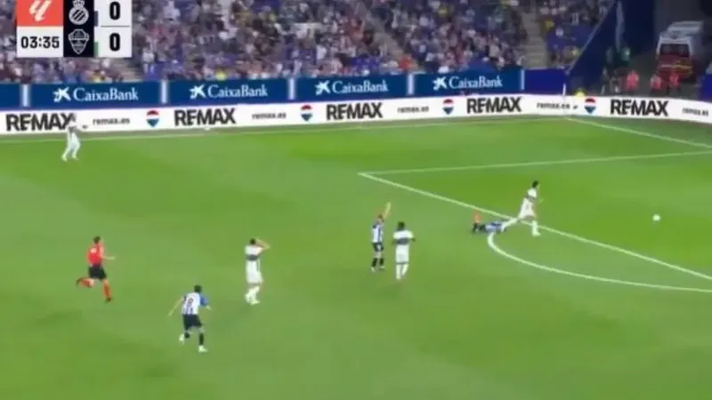 Así fue la expulsión por la que el Elche se quedó con 10 ante el Espanyol en el minuto 6
