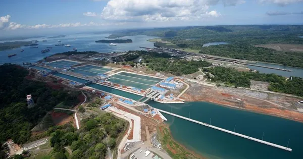 El Canal de Panamá recorta el tráfico por El Niño y estudia más restricciones