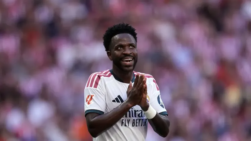Vinícius Junior pide “perdón” por expulsión mientras su presencia en el Clásico corre peligro