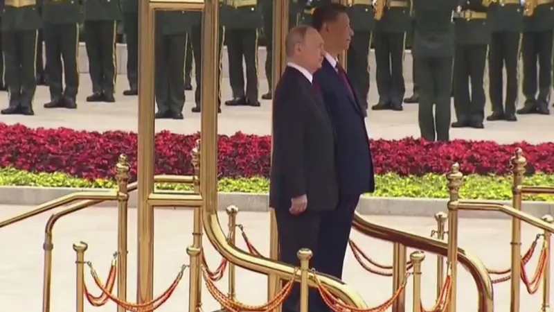 Putin llega al Gran Salón del Pueblo de Pekín para su reunión con Xi