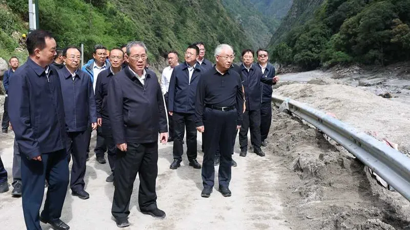 El primer ministro chino pide desplegar todos los esfuerzos de rescate y respuesta de emergencia tras un alud de lodo en Gyirong