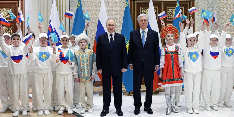 Putin es recibido con honores en Kazajistán durante visita de Estado