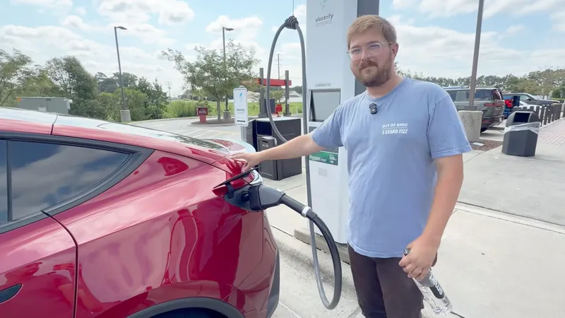A velocidad constante hasta que se quedan sin batería y se paran: Tesla vuelve a demostrar que no tiene rival