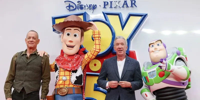 Tom Hanks y Tim Allen sacuden Toy Story 5 con revelaciones sobre Bad Bunny...