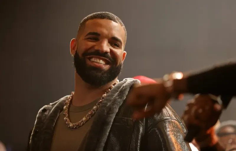 Drake debuta en No. 1 del Hot 100 con ‘Janice STFU’ y marca récord con 42 canciones en la lista la misma semana