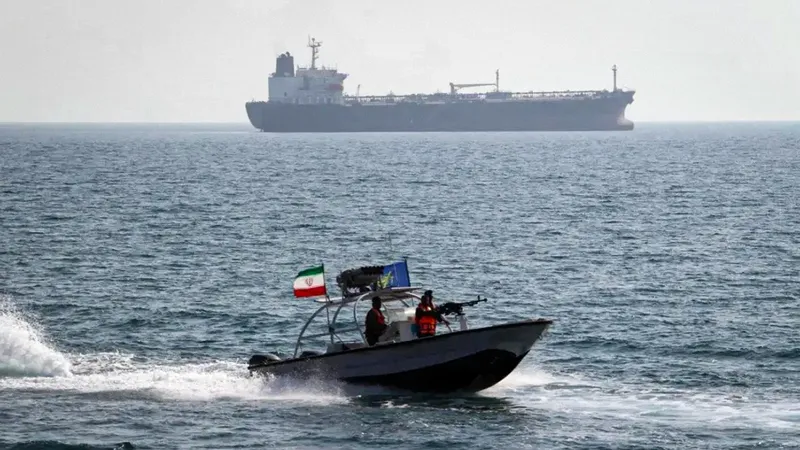 Irán asesta golpe militar a buques estadounidense