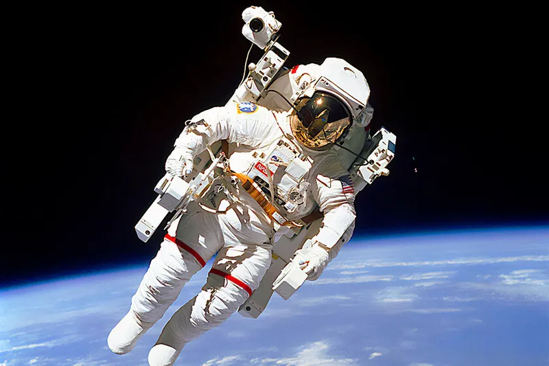 El problema no es que tardarías 208 días en ver todos los vídeos de la NASA. El problema es que tienes que hacerlo entre semana