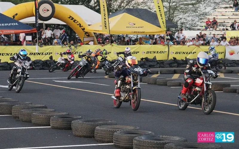 Motovelocidad reúne a 600 corredores en Circuito Nocturno