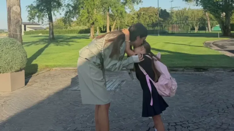 Sharon Fonseca se conmueve en el primer día de clases de su hija Blu en la primaria: ‘Un pequeño gran paso’
