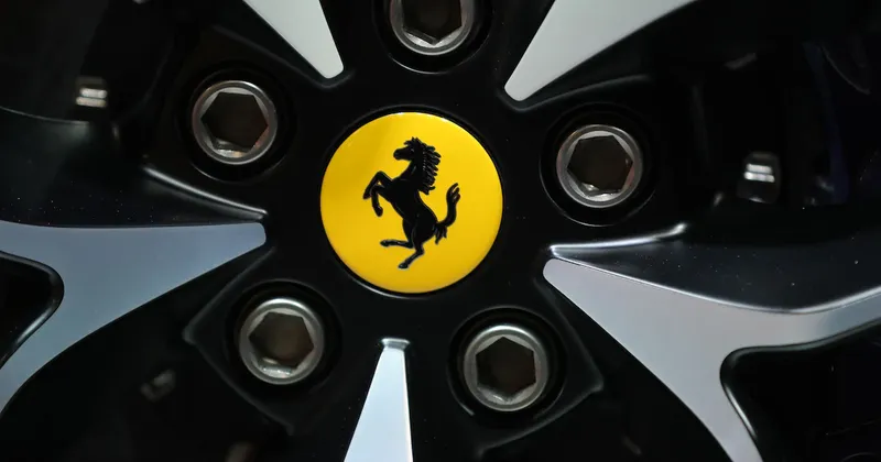 Ferrari presenta su primer auto totalmente eléctrico: su precio y características