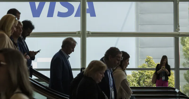 Visa supera las previsiones de Wall Street y asume cargo de US$563 millones por despidos