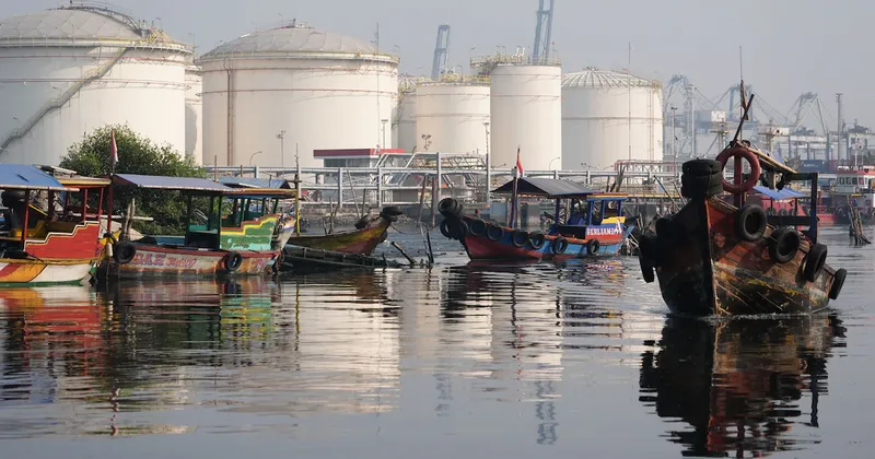 Petróleo cae hacia los US$100 tras fuerte recorte de Arabia Saudita al precio de su crudo para Asia