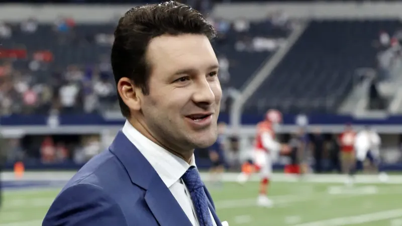 Tony Romo se queda sin micrófonos en CBS tras ser arrestado en Wisconsin
