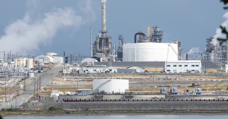 Petróleo retrocede hacia US$100 por mayores flujos en Ormuz y señales diplomáticas