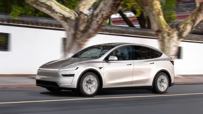 El coche eléctrico da el sorpasso definitivo al de gasolina por primera vez en Europa, pero el dato que más preocupa llega desde China