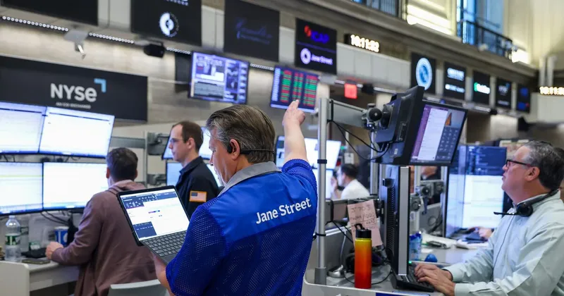 Wall Street opera al alza mientras los mercados esperan una subida de tasas de la Fed