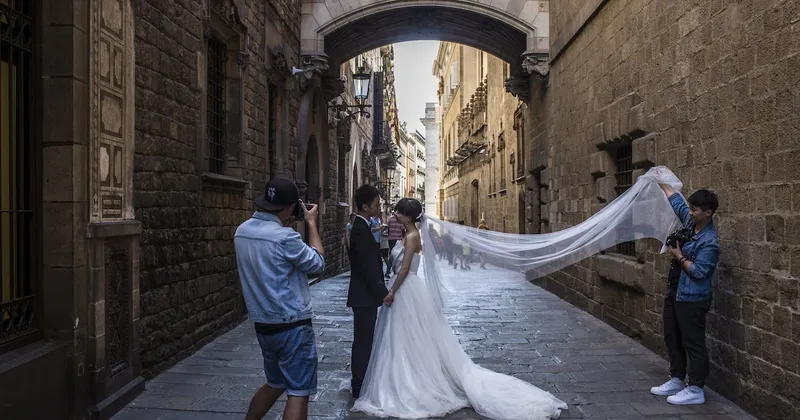 Bodas cada vez más caras impulsan la demanda de rituales para asegurar el clima ideal