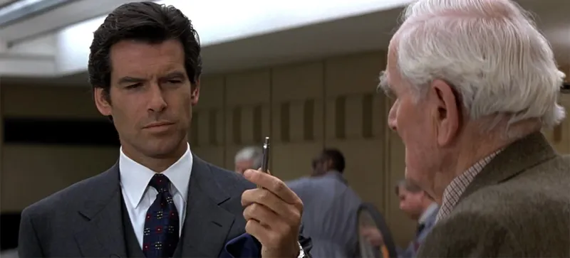 “Ese puto bolígrafo”: esta película de James Bond dependía de que aprendiera a hacer un truco y se buscó un mago para hacerlo