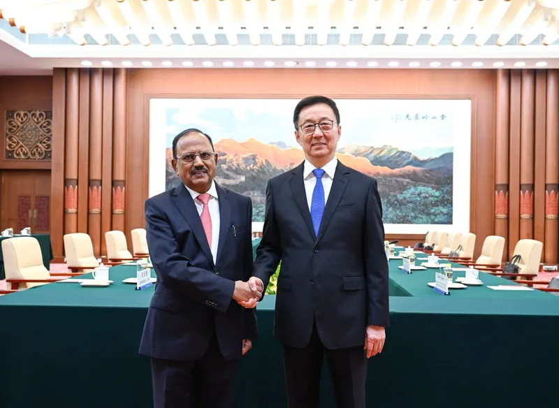 Vicepresidente chino se reúne con asesor de Seguridad Nacional de India