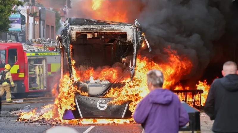 Quemas de coches y disturbios: ciudad británica se hunde en el caos durante violentas protestas contra inmigrantes