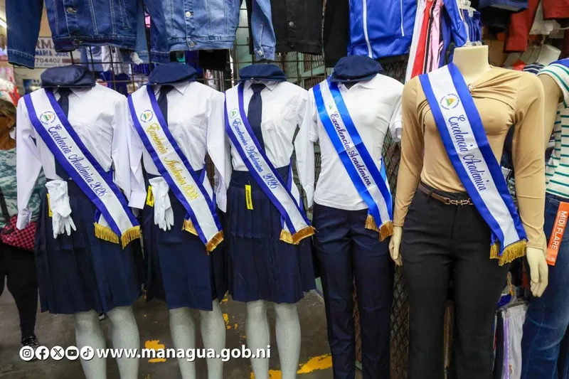 Mercado Roberto Huembes se viste de azul y blanco con ofertas patrias