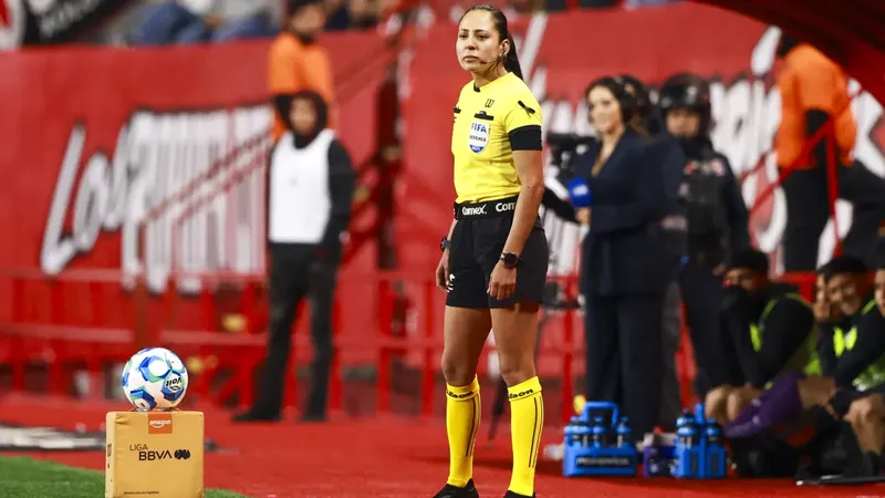 Congelan once partidos al jugador que empujó a la silbante Lizzet García