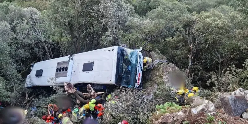 Al menos 80 heridos tras caer un autobús por un barranco en Barcelona