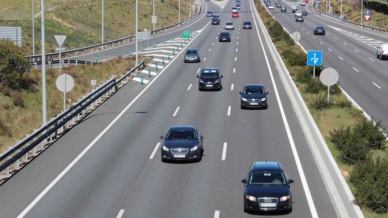 A la UE se le ocurre una idea 'descabellada' para controlar la velocidad límite de los coches que circulan por sus carreteras y quiere que esté en marcha en 2030