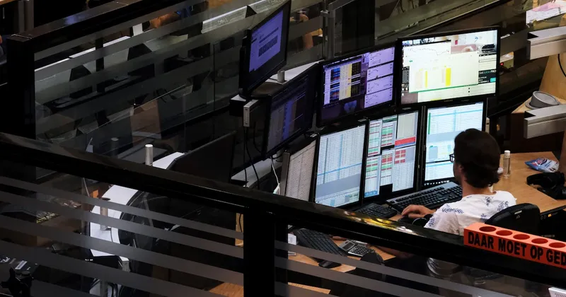 Acciones globales avanzan con Wall Street cerrado por el Día de la Independencia