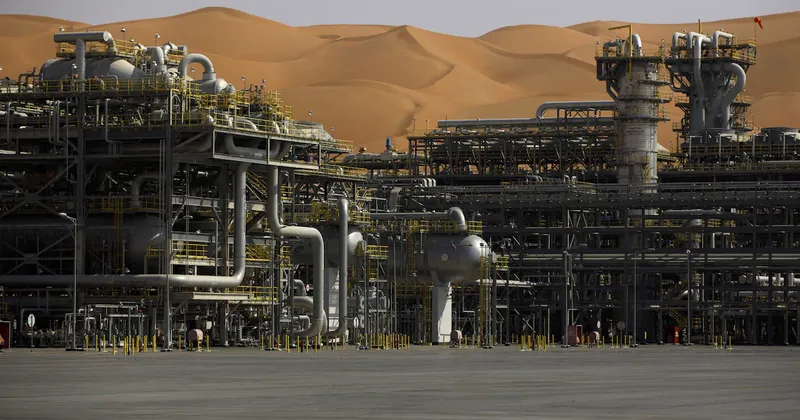 Tres personas mueren en ataques contra un yacimiento de Aramco y un aeropuerto de Arabia Saudita