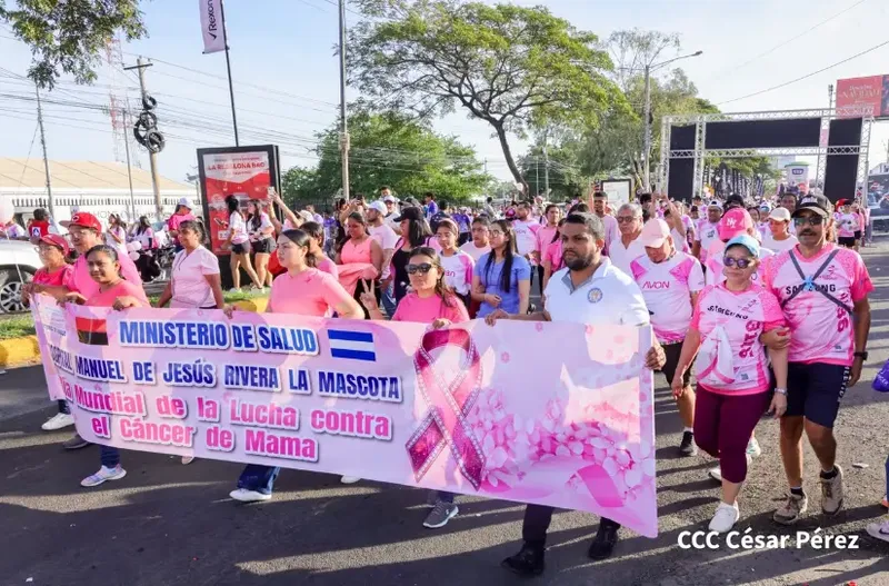 “Yo corro por ellas” en la carrera Rosa realizada en Managua