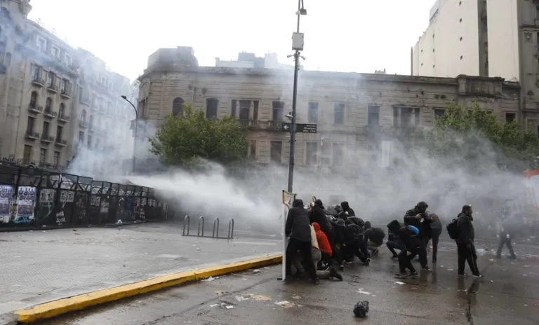 Policía reprime multitudinaria marcha universitaria en Argentina