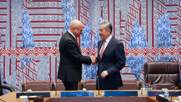 El ministro de Relaciones Exteriores de China se reúne con su homólogo de Baréin