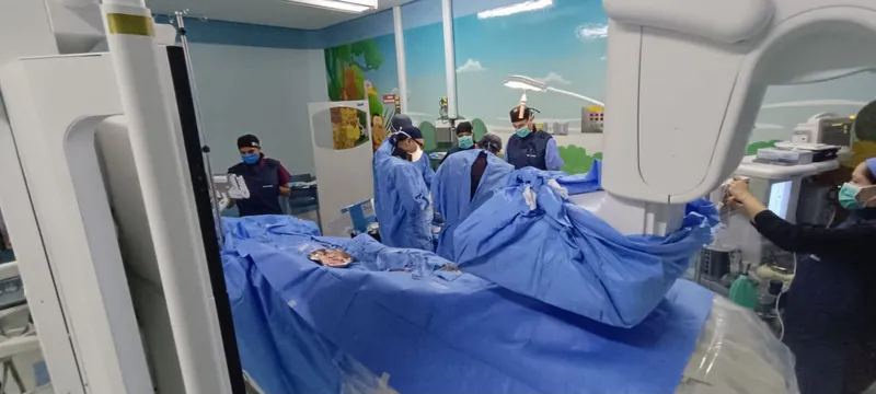 Brigada cardíaca infantil realiza cateterismos a niños del hospital "La Mascota"