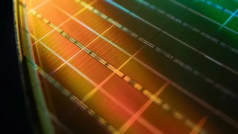 La fiebre de la inteligencia artificial ya está encareciendo una memoria de hace más de 20 años. La escasez bajó de DDR5 a DDR2 y ahora amenaza fábricas, coches y routers