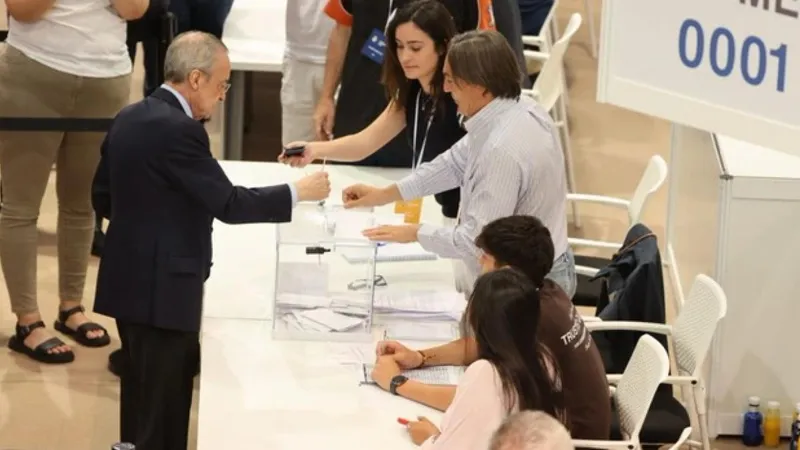 Cierran las urnas en Valdebebas y el primer sondeo da un claro ganador