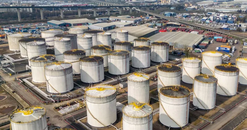 El petróleo cae desde máximos de cinco meses mientras persisten los riesgos en Medio Oriente