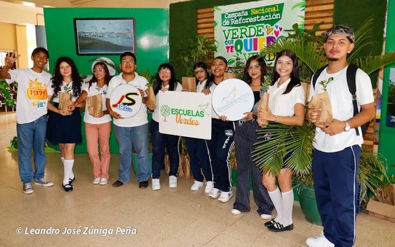 Estudiantes del Colegio Rigoberto López Pérez adoptan árboles