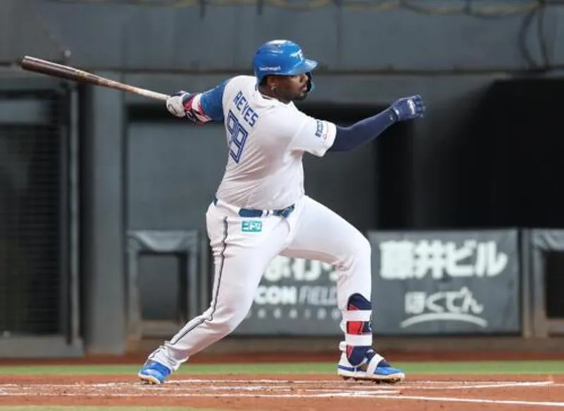 Dominicano Reyes crucial en triunfo en béisbol japonés